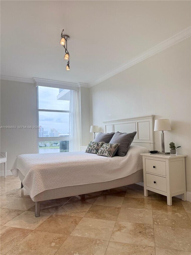 Building Photo - 3675 N Country Club Dr