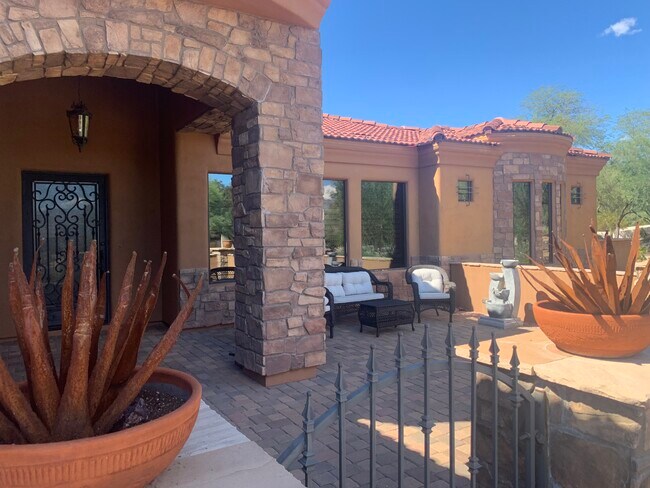 Stunning 3 bedroom, 2.5 bathroom Custom home for lease in beautiful Rio Verde! - 26446 N Avenida del Ray