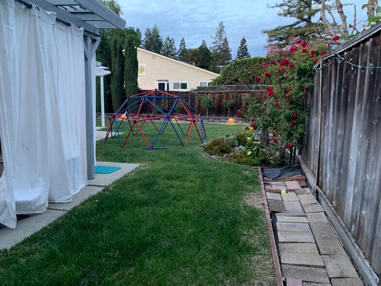 Building Photo - 10086 La Paz Ave