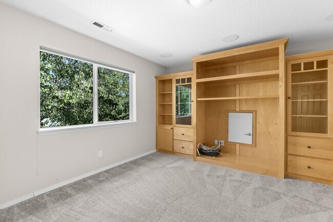 Building Photo - FOR RENT: CORNER LOT, Immaculate, lovely and spacious home - 5 bed, 3 bath + bonus room with 3-ca...