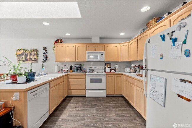 Building Photo - Quiet Updated Townhome in Prime Location!