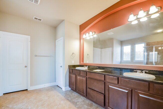 Building Photo - Spacious 4-Bedroom Home in Little Elm