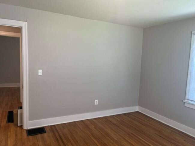 Building Photo - Charming 2 Bedroom Bungalow