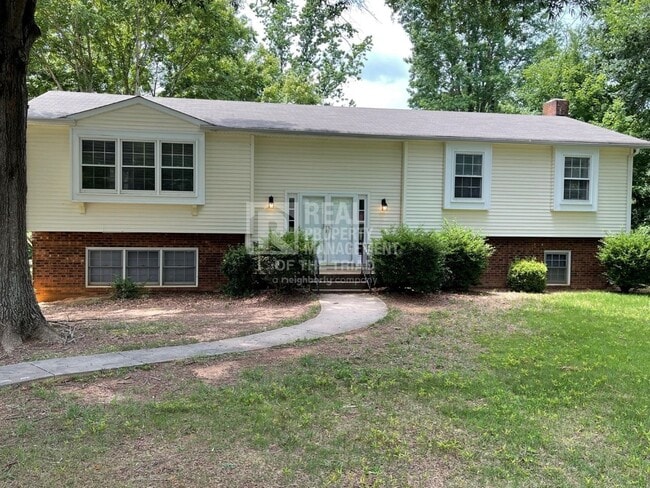 Building Photo - N Davidson Clemmons Home Friedburg Elem / ...