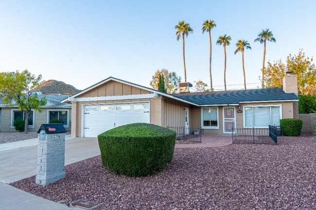 Building Photo - 2706 E Dahlia Dr