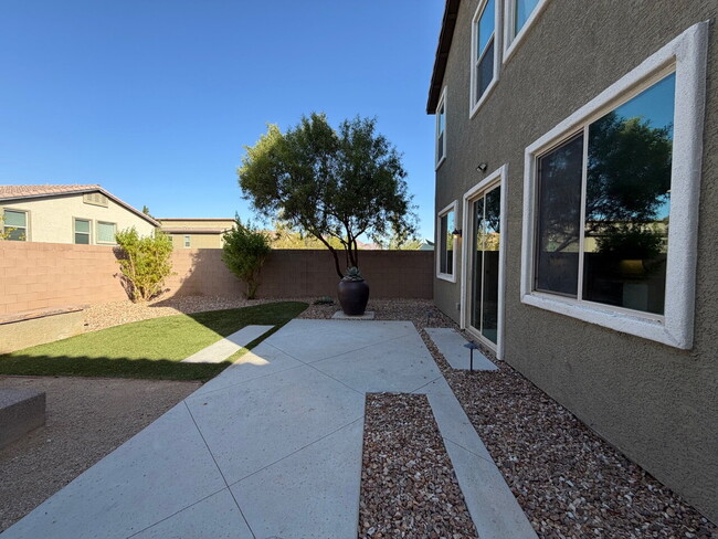 Building Photo - 4 BED 2.5 BATH 2 CAR GARAGE SINGLE FAMILY HOME W/ FULLY LANDSCAPED BACKYARD. THIS WAS FORMER MODE...