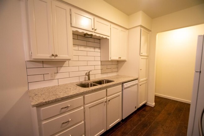 Building Photo - 2107 Mistletoe Ave