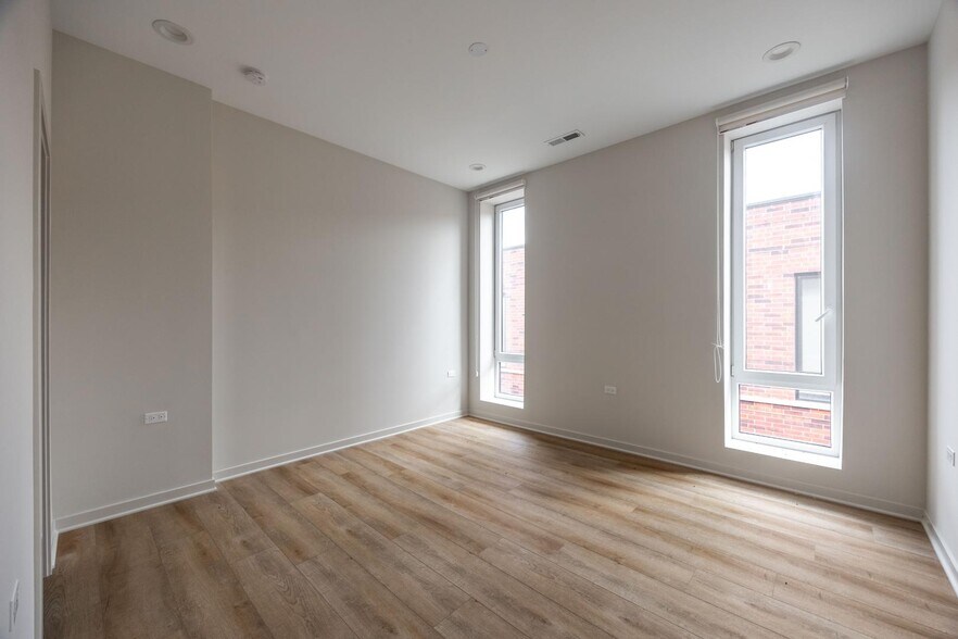 Building Photo - 3207 N Narragansett Ave
