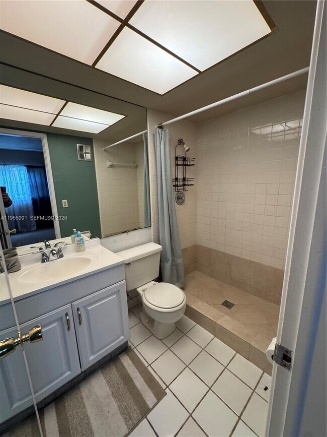 Building Photo - 100 SE 6th Ave