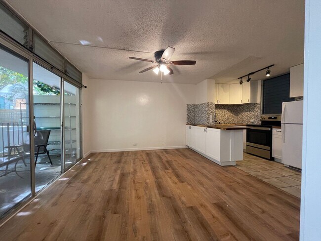 Building Photo - 1 Bed / 1 Bath at University Court, directly across from UH Manoa.
