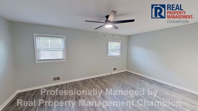 Building Photo - Updated 3 BD/2BA Home on Spacious Corner Lot