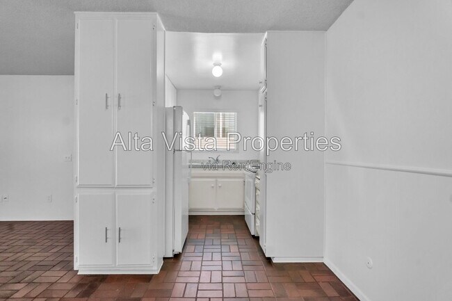 Building Photo - 325 Rosemont St