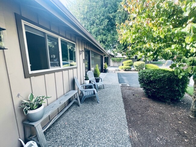 Building Photo - 2 bedroom, 2 bath short term 3-6 month ren...