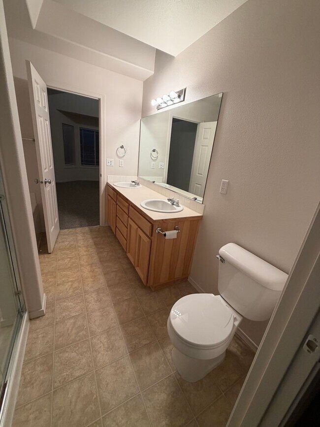 Building Photo - New carpet + Paint! 2 bed|2.5 bath + bonus room townhome