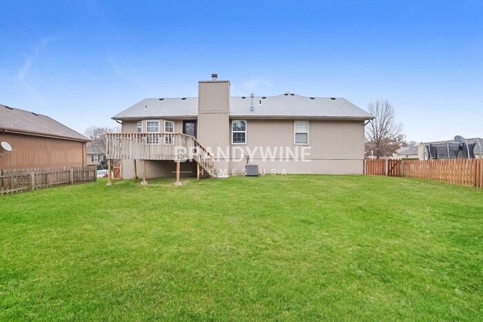 Building Photo - 914 SW Foxtail Dr