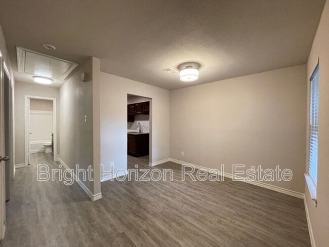 Building Photo - 1017 Mullins St