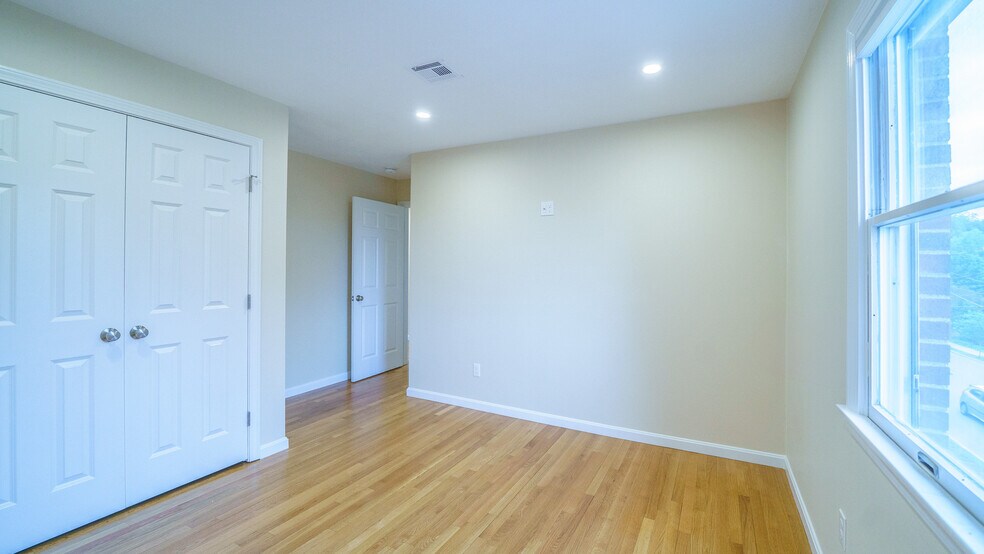 Building Photo - 300 Adams St
