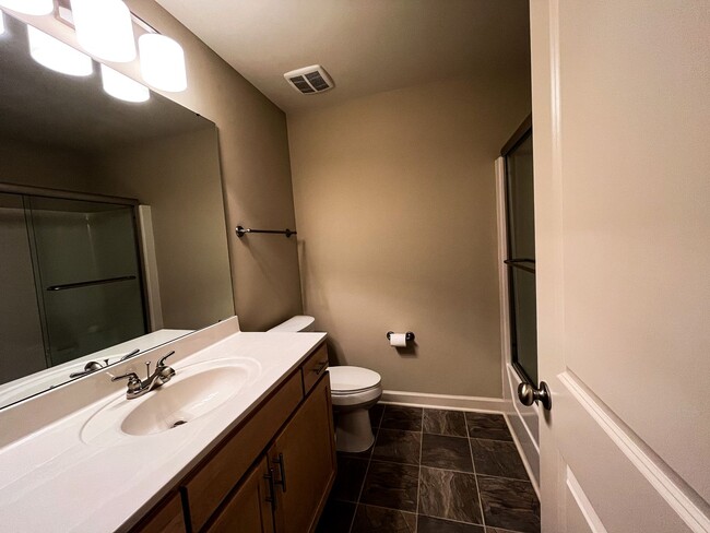 Building Photo - Cozy 3 bedroom, 2 1/2 bathroom townhome in...
