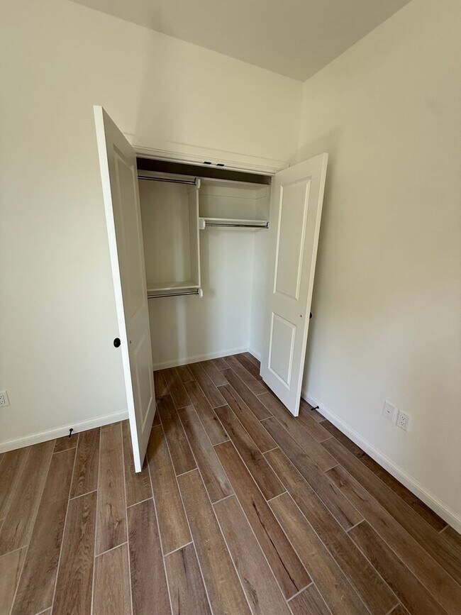 Building Photo - Flexible terms and easy move in!! 3 bed, 2 bath, 2 car garage in the gated Bungalow Heights commu...