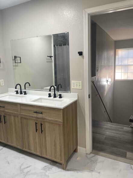 Building Photo - 1107 Basin St