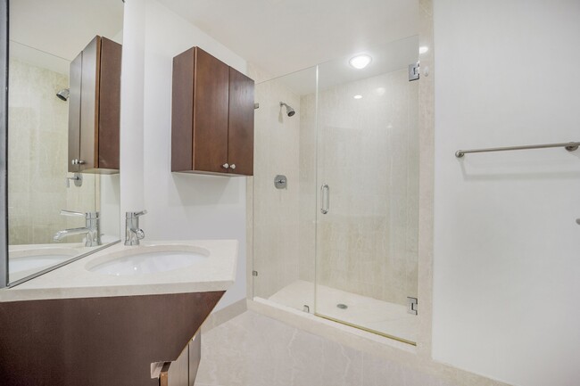 Building Photo - 2627 S Bayshore Dr