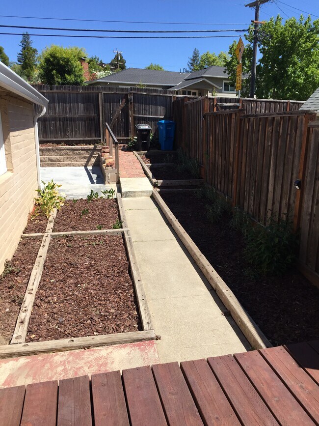 Building Photo - 415 Cedar St