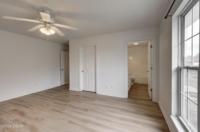 Building Photo - 301 W Briarbrook Ln