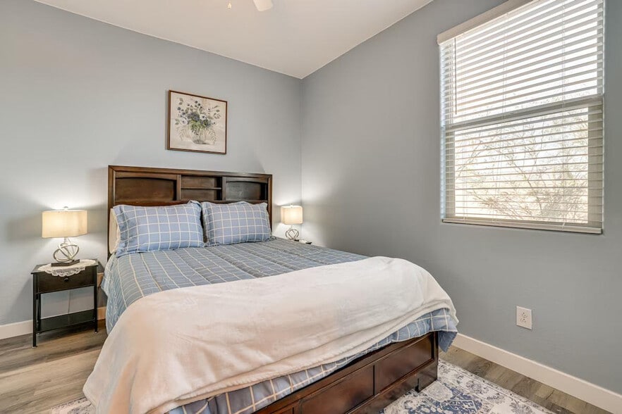 Building Photo - 417 E Emerald Dr