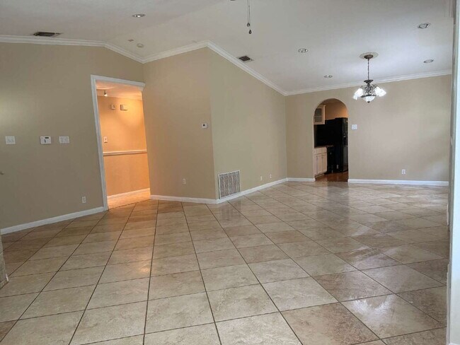Building Photo - Beautiful Kitchen and Open Floor Plan