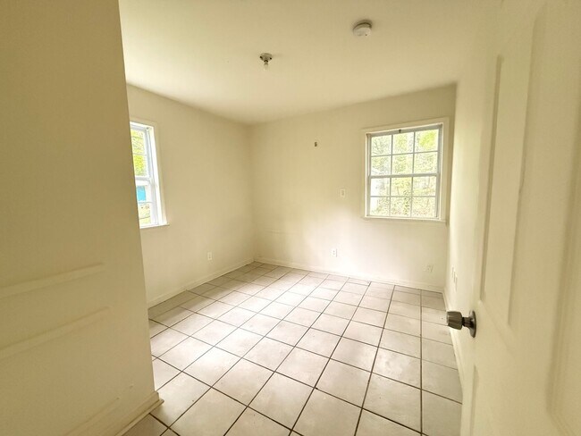 Building Photo - 8720 Mornington Dr