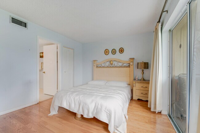 Building Photo - 18081 SE Country Club Dr