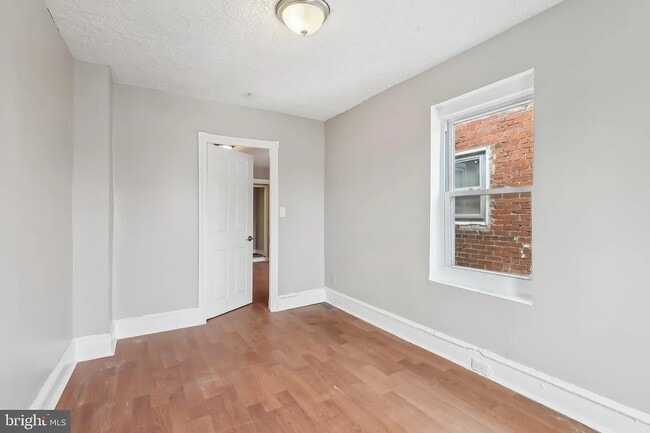 Building Photo - 106 S Heald St