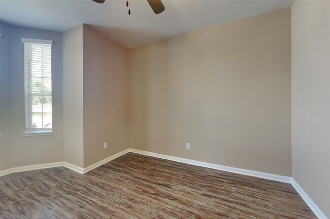 Building Photo - 7418 Jacobs Well Dr