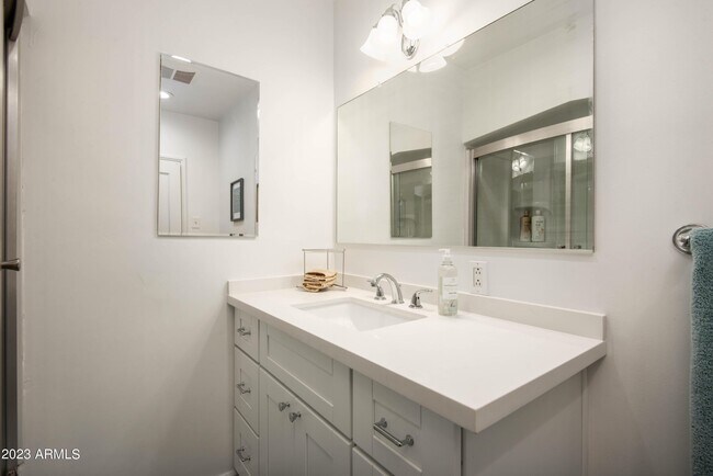 Building Photo - 1301 W Glenrosa Ave