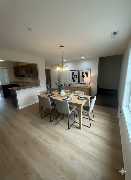 Building Photo - 550 Riverside Dr