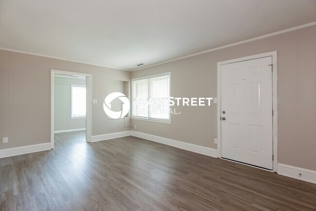 Building Photo - 3 Bedroom Pet-Friendly Home in Charlotte, NC with Main Street Renewal
