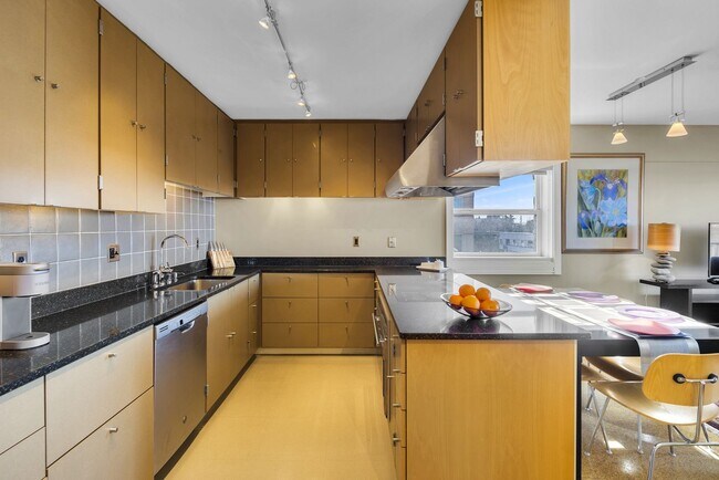 Building Photo - Downtown Anchorage Two Bedroom Two Bath wi...