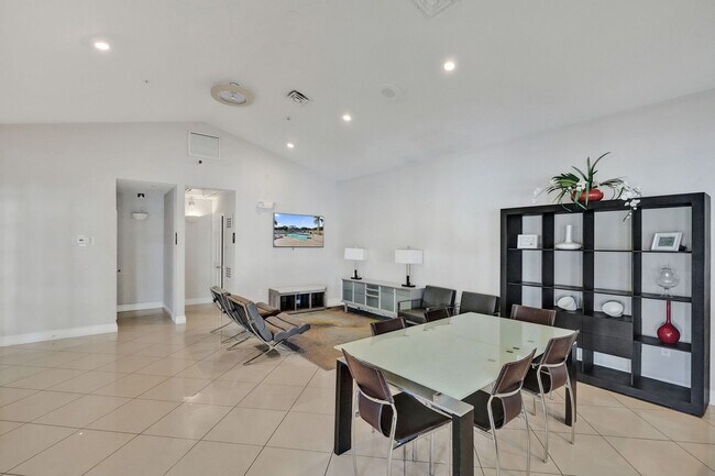 Building Photo - Remodeled 2 Bedroom / 2 Bathroom Condo with Lake View – Great Location