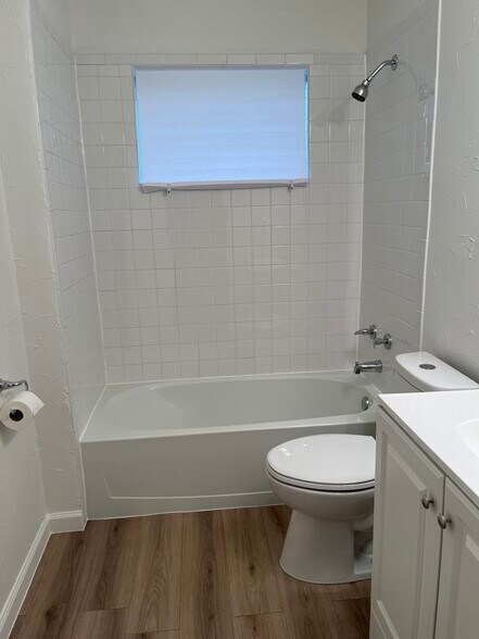 Main bath - 9216 Freeport Dr