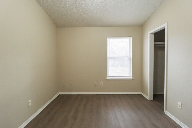 Building Photo - 3 Bed | 1 Bath in East Tulsa!