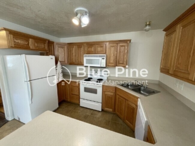 Building Photo - 345 S Byron Ave