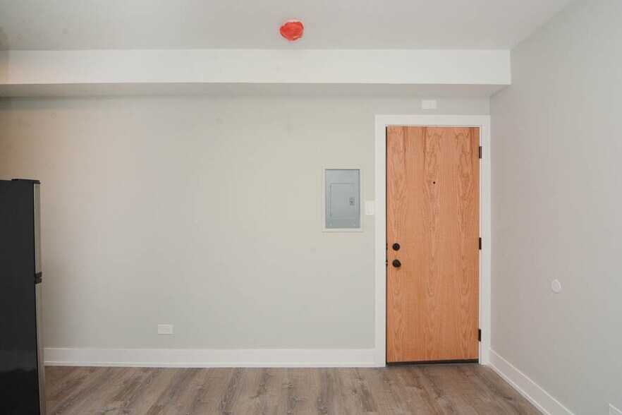 Building Photo - 545 W Belmont Ave