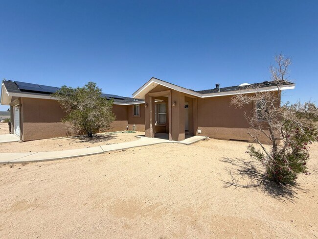 Primary Photo - 29 Palms Home with Garage