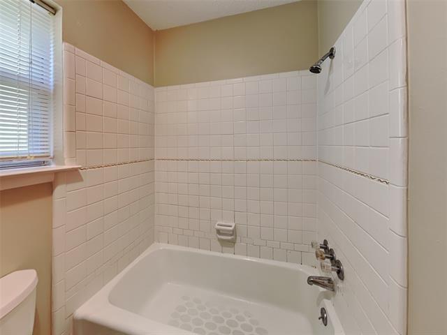 Building Photo - 224 Lakeway Ct