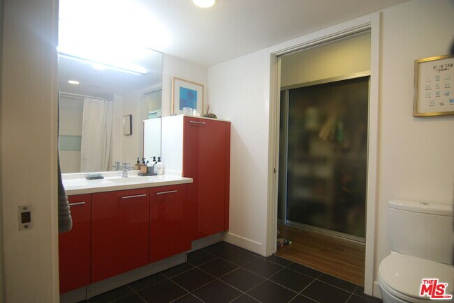 Building Photo - 901 Flower St