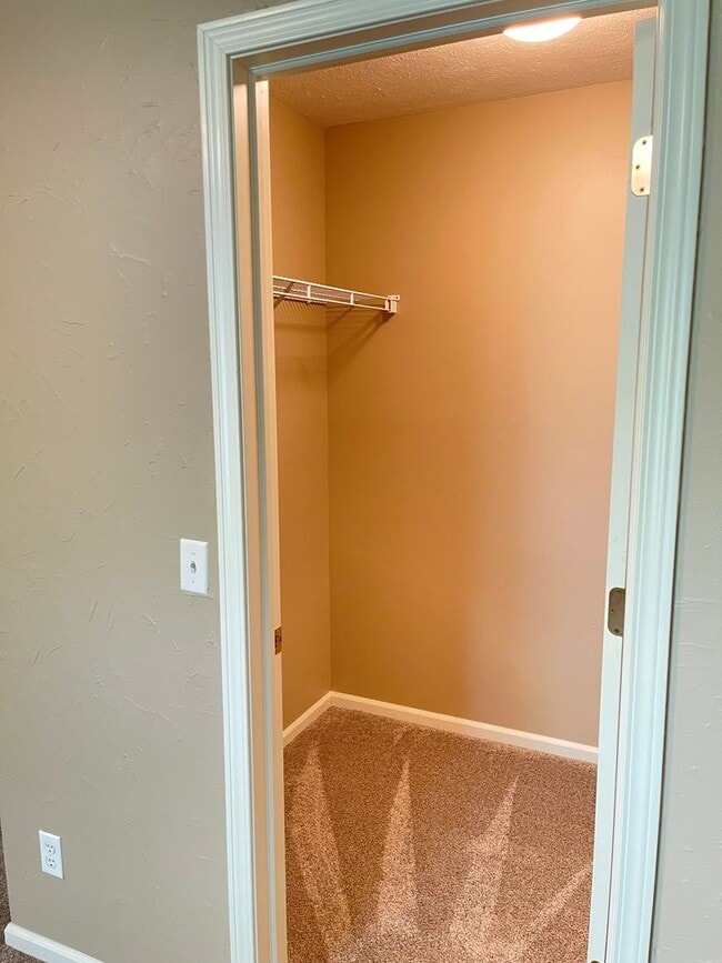 Building Photo - Beautiful 4 bed 2.5 bath 3000+sq ft