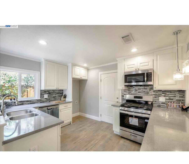 Building Photo - 25973 Regal Ave