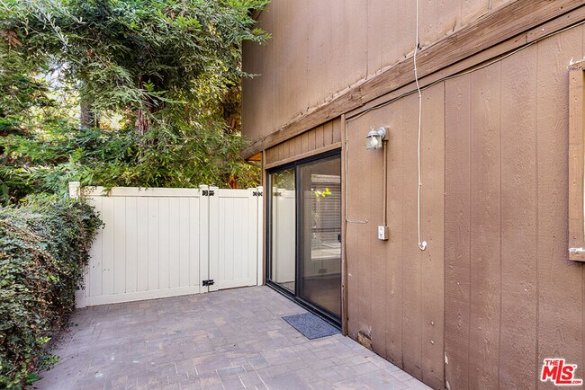 Building Photo - 449 W Duarte Rd