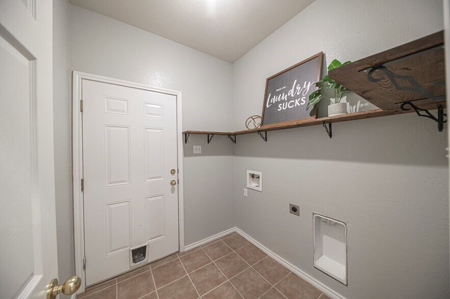 Great walkthrough laundry room - 2207 Medford Ct