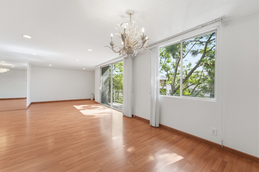 Building Photo - 100 S Doheny Dr